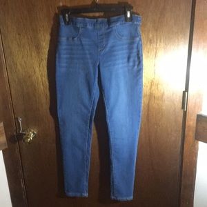 Girl’s jeggings by Levi.